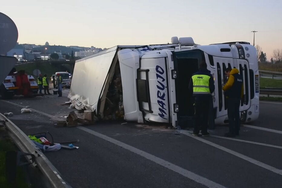 Acidente com camião corta circular em Santarém