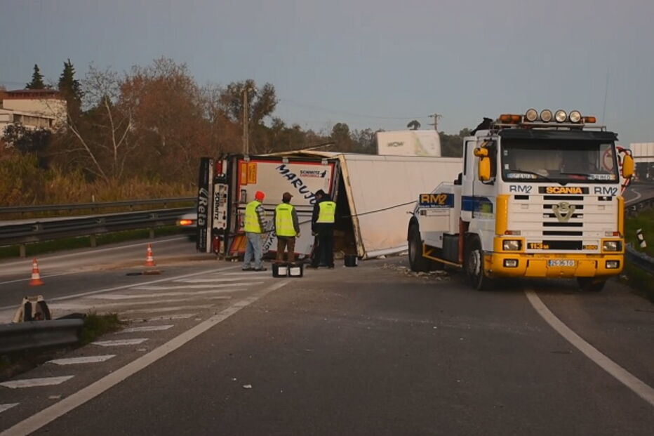 Acidente com camião corta circular em Santarém