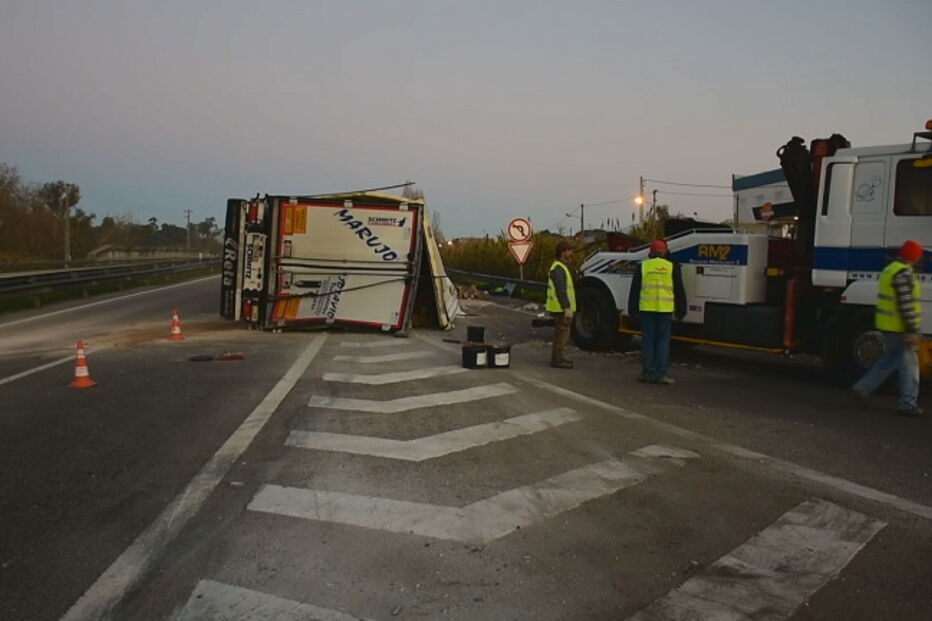 Acidente com camião corta circular em Santarém
