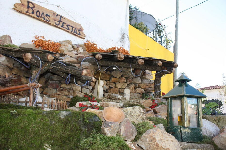 Oito toneladas de pedra criam presépio original em Mourolinho