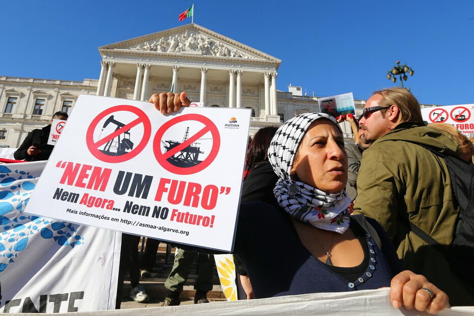 Manifestantes contestam a pesquisa de petróleo e gás no território nacional   