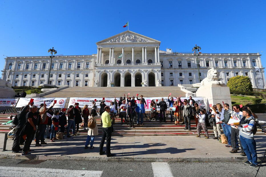 Manifestantes contestam a pesquisa de petróleo e gás no território nacional   