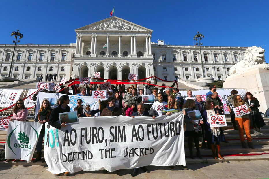Manifestantes contestam a pesquisa de petróleo e gás no território nacional   