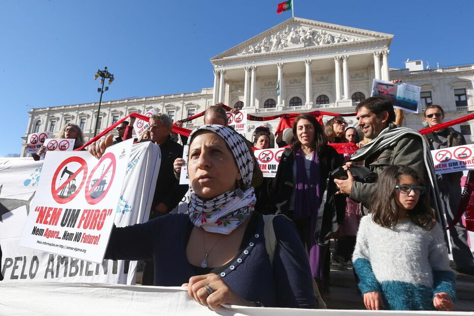 Manifestantes contestam a pesquisa de petróleo e gás no território nacional   