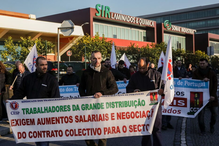 Trabalhadores da Grande Distribuição manifestam-se durante o inicio da greve