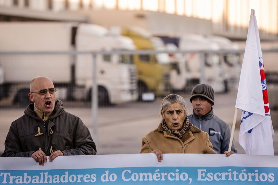 Trabalhadores da Grande Distribuição manifestam-se durante o inicio da greve