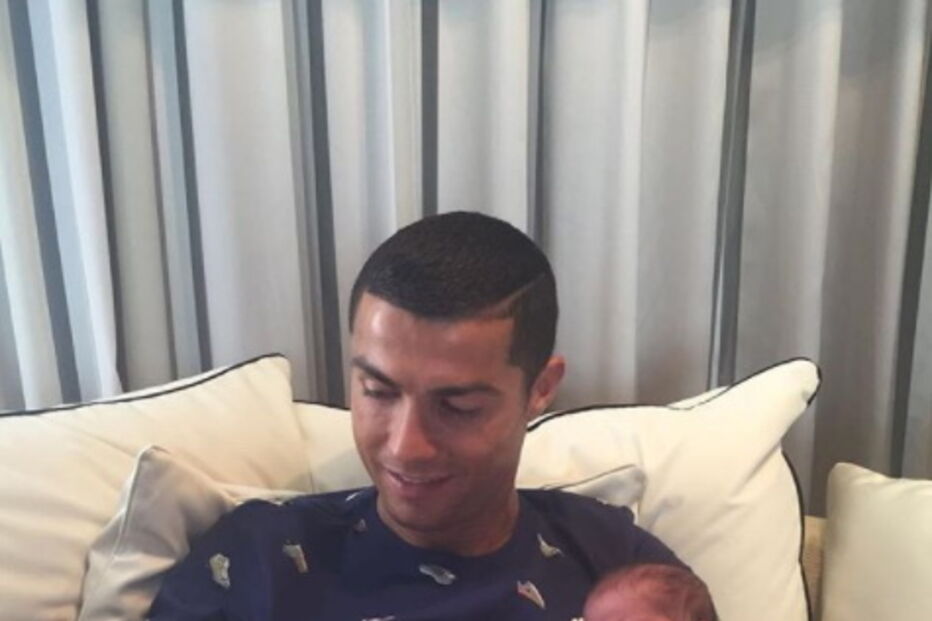 5 - No dia em que Cristiano Ronaldo apresentou pela primeira vez os seus filhos gémeos ao mundo, a Internet parou. A fotografia ternurenta do craque com os recém-nascidos Eva e Mateo conta com mais de 8,2 milhões de gostos