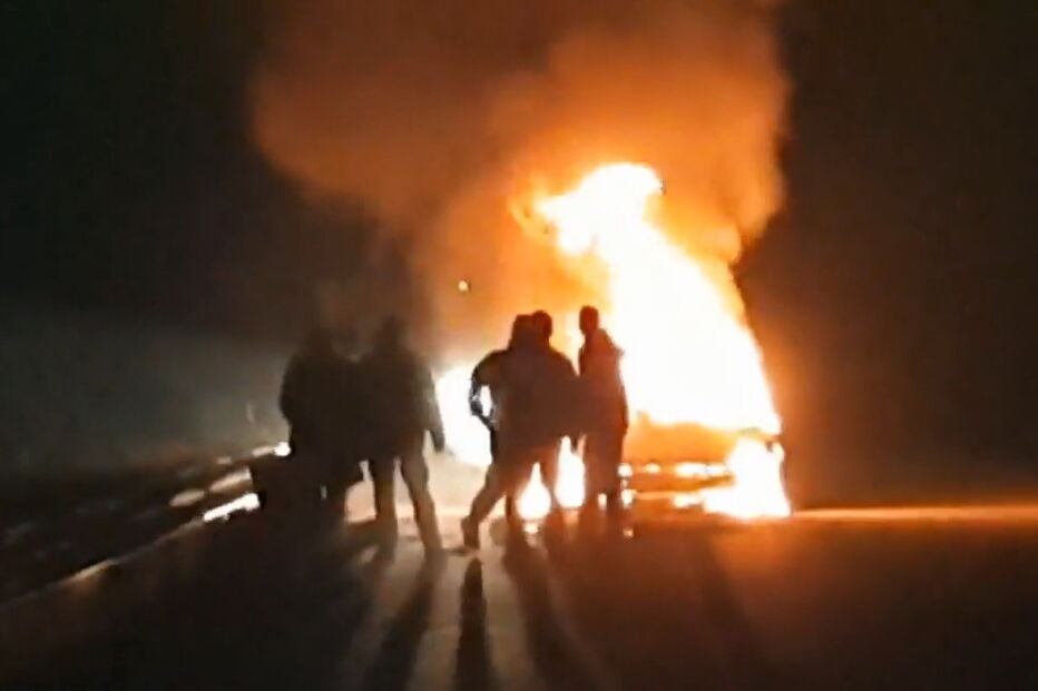 Carro em chamas na A13 em Tomar