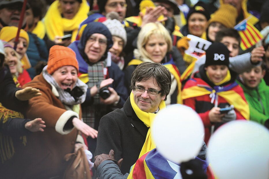 Puigdemont diz que seria “uma anormalidade” o governo espanhol não permitir o seu regresso para tomar posse como presidente do executivo catalão 