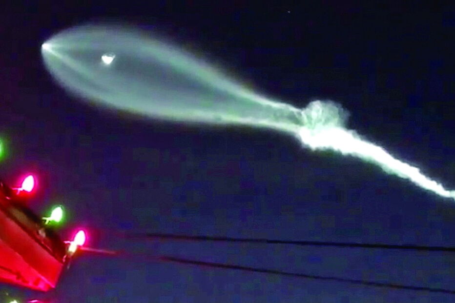 Condutores saíram dos carros para fotografar o misterioso fenómeno       