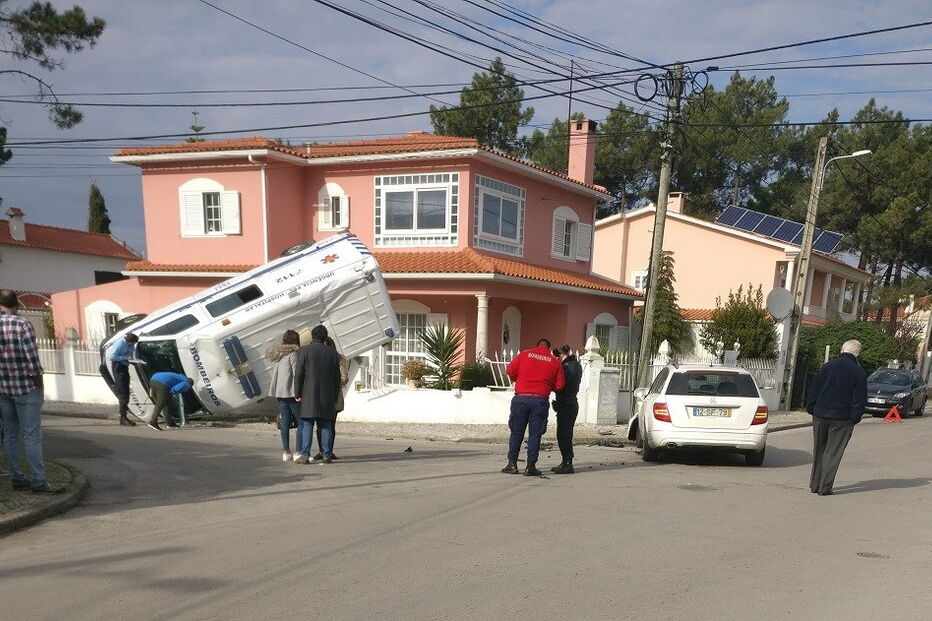 Capotamento de ambulância faz três feridos em Almada