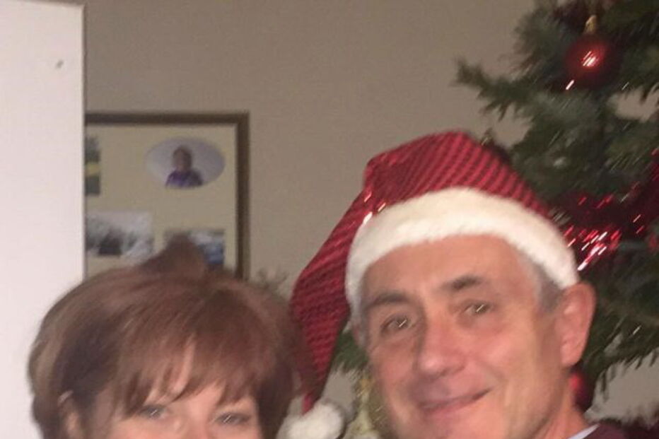 Rick e Sam são casados há 15 anos. No Natal, o homem oferece sempre 'presentes maus'