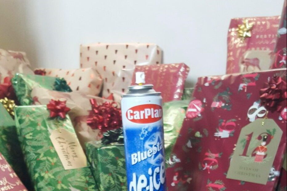 Rick e Sam são casados há 15 anos. No Natal, o homem oferece sempre 'presentes maus'