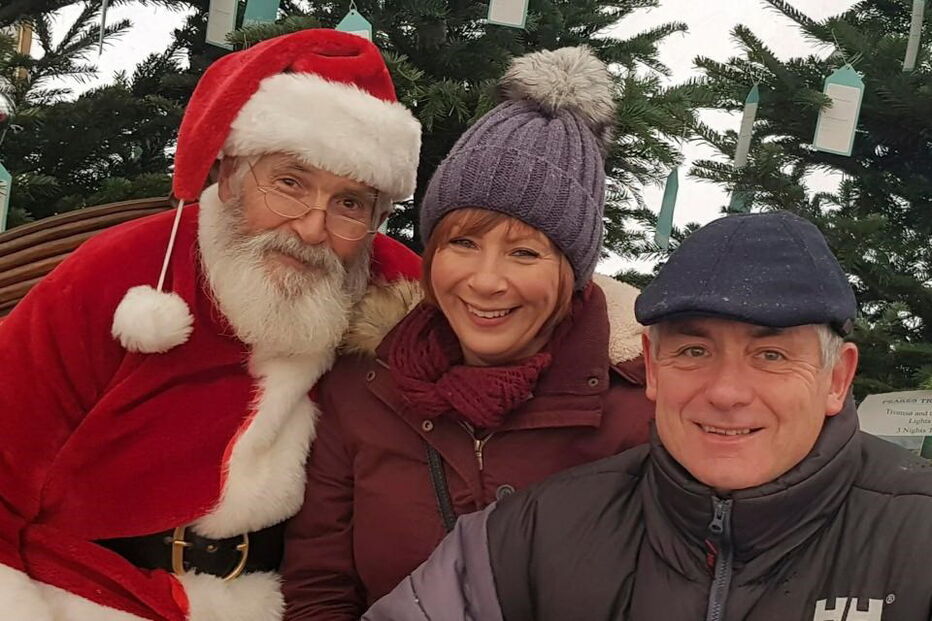 Rick e Sam são casados há 15 anos. No Natal, o homem oferece sempre 'presentes maus'