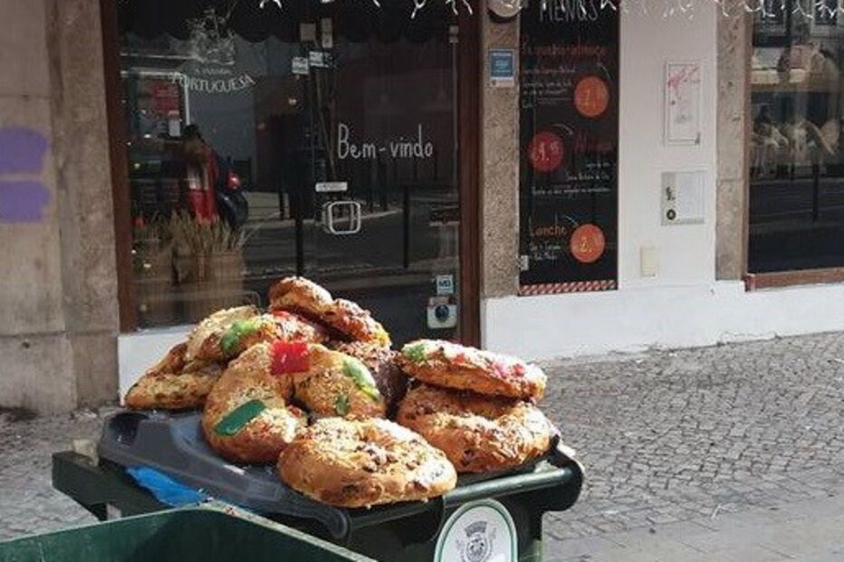 Bolos-reis no lixo à porta da Padaria Portuguesa