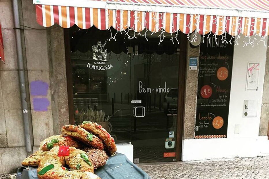 Bolos-reis no lixo à porta da Padaria Portuguesa