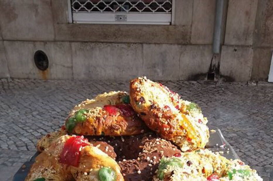 Bolos-reis no lixo à porta da Padaria Portuguesa