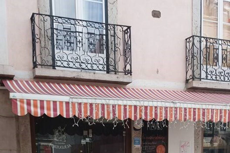 Bolos-reis no lixo à porta da Padaria Portuguesa