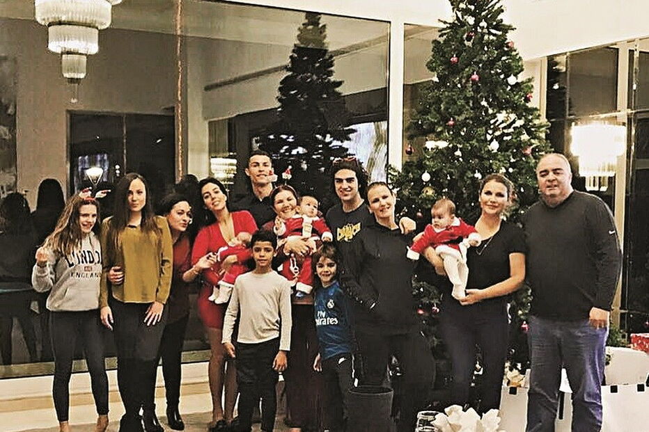 Cristiano Ronaldo com a família, a companheira Georgina Rodríguez e os quatro filhos