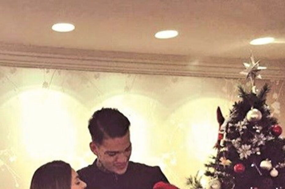 Ederson ao lado da companheira, Lais Moraes, e a primeira filha do casal, Yasmin, que nasceu em junho