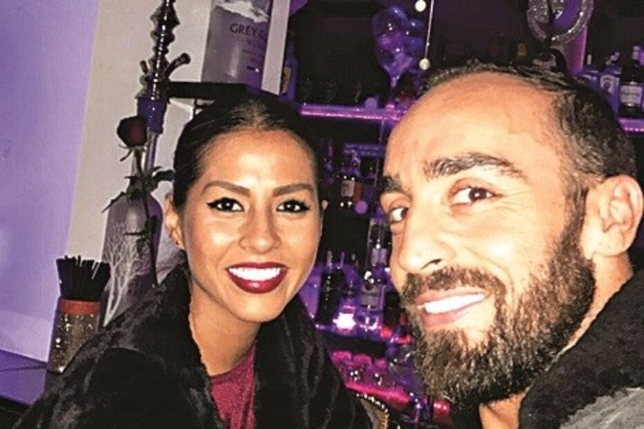 Ricardinho  feliz ao lado da namorada