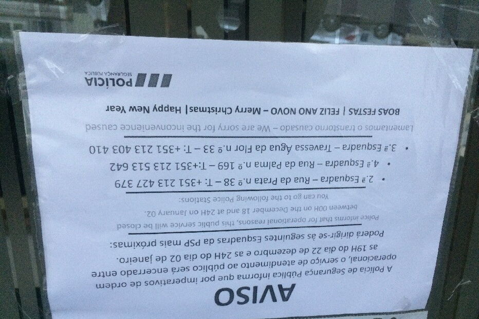 Aviso está afixado à porta   