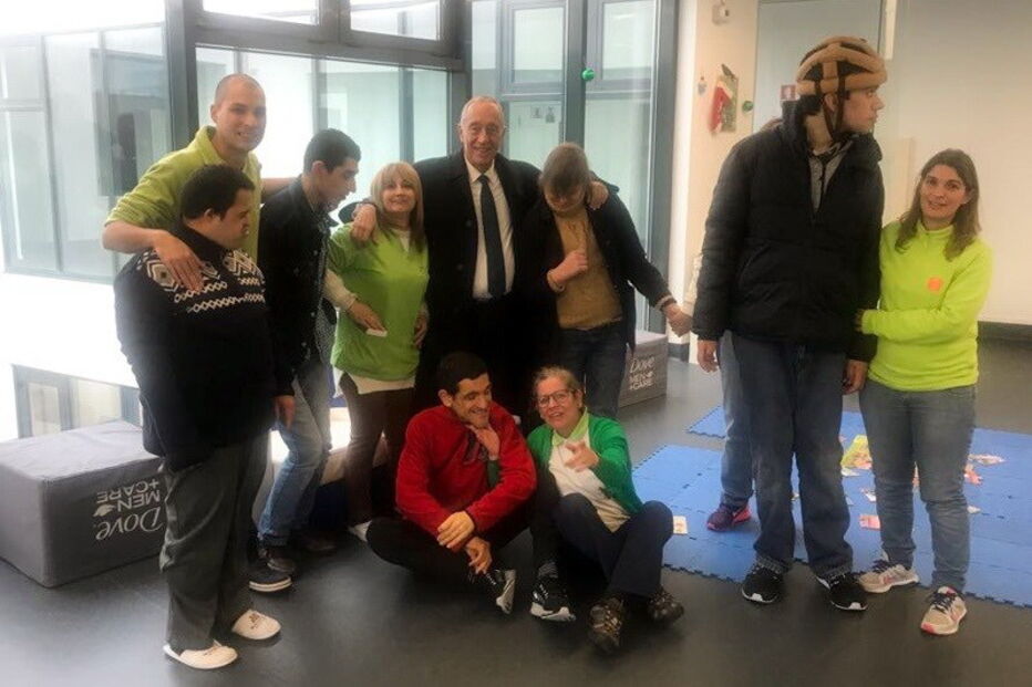 A Presidência da República divulgou várias fotografias de Marcelo Rebelo de Sousa com utentes da Casa dos Marcos 