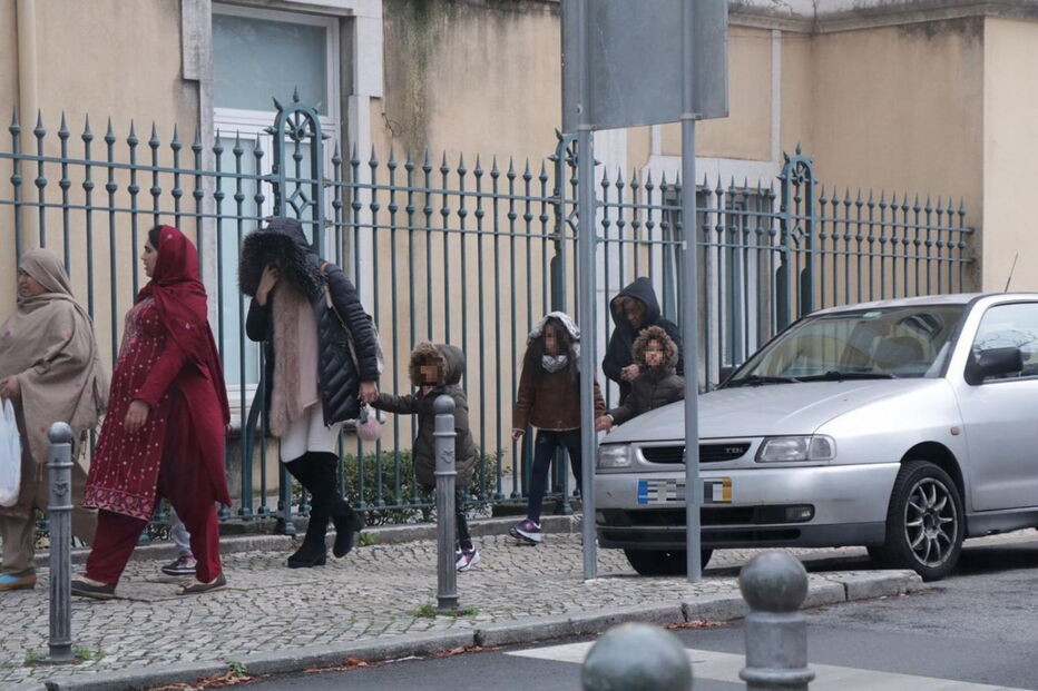 Filhas mais velhas de Lucy, Lyonce e Lyanii visitam a mãe a as irmãs gémeas no hospital