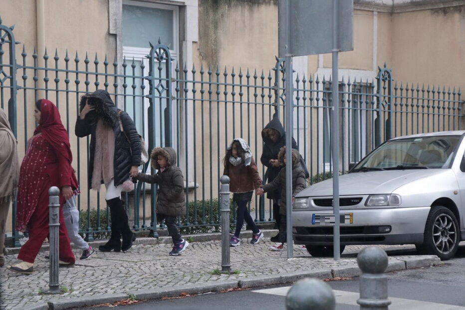 Filhas mais velhas de Lucy, Lyonce e Lyanii visitam a mãe a as irmãs gémeas no hospital