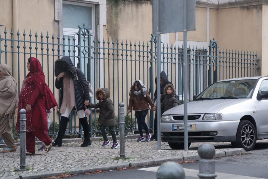 Filhas mais velhas de Lucy, Lyonce e Lyanii visitam a mãe a as irmãs gémeas no hospital