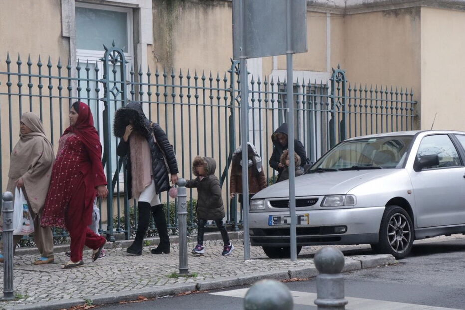 Filhas mais velhas de Lucy, Lyonce e Lyanii visitam a mãe a as irmãs gémeas no hospital