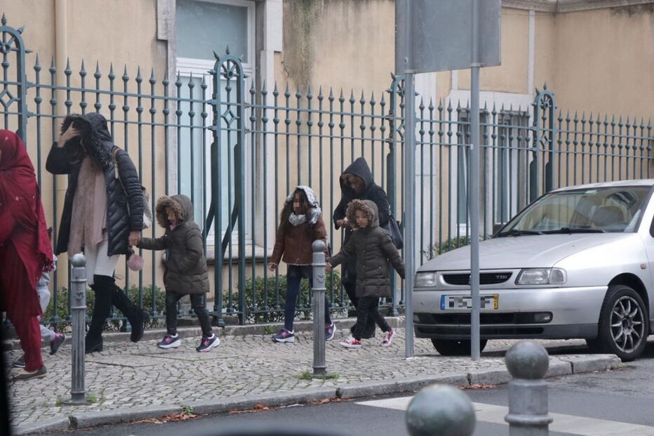 Filhas mais velhas de Lucy, Lyonce e Lyanii visitam a mãe a as irmãs gémeas no hospital
