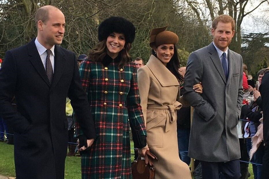 Os jovens casais durante o serviço religioso do dia de Natal, em Sandringham  
