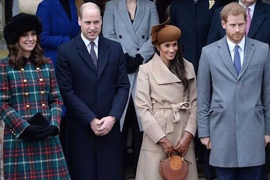 Os jovens casais durante o serviço religioso do dia de Natal, em Sandringham  