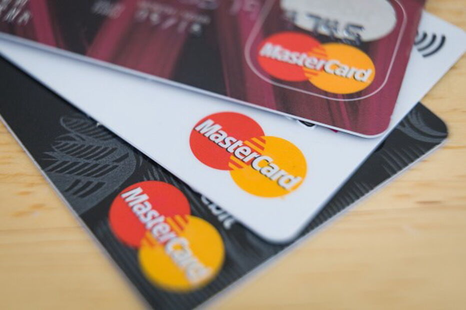 Cartões dos bancos BPI, BCP e Santander Totta 