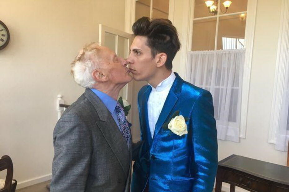 Philip Clements, de 79 anos, casou com um jovem romeno, 55 anos mais novo