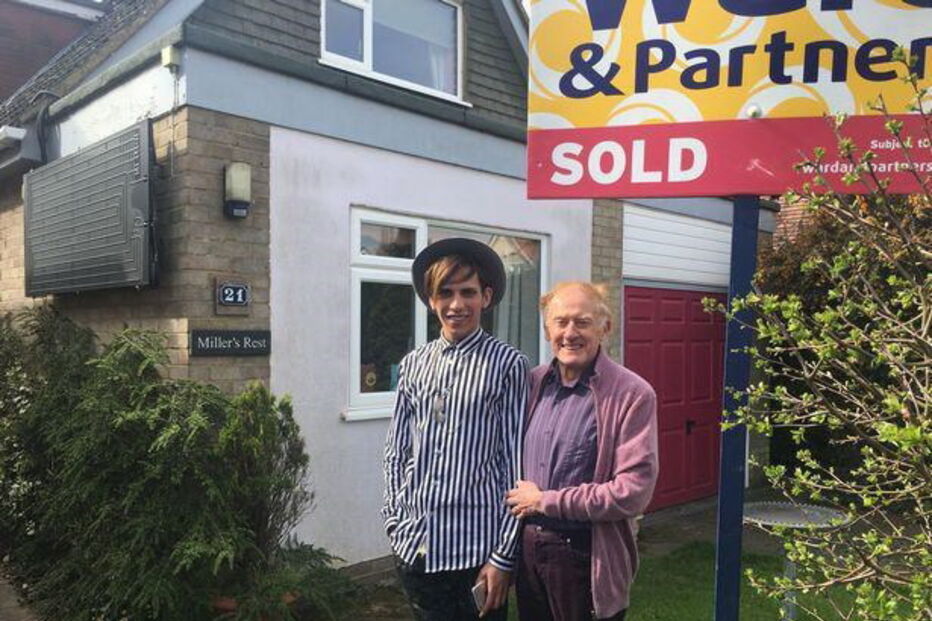 Philip Clements, de 79 anos, casou com um jovem romeno, 55 anos mais novo