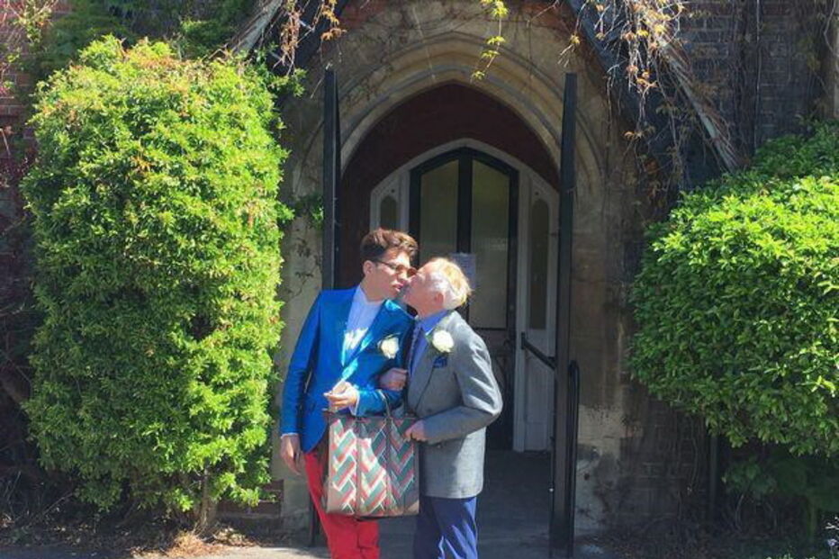 Philip Clements, de 79 anos, casou com um jovem romeno, 55 anos mais novo