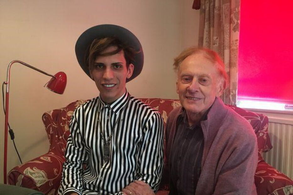 Philip Clements, de 79 anos, casou com um jovem romeno, 55 anos mais novo