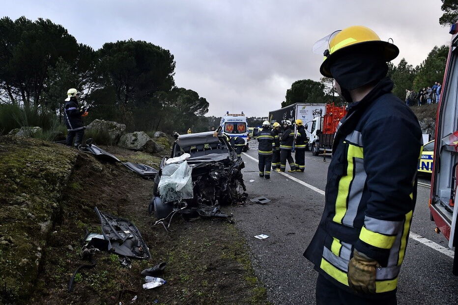 Vítima mortal do IP3 seguia nesta viatura que ficou desfeita 