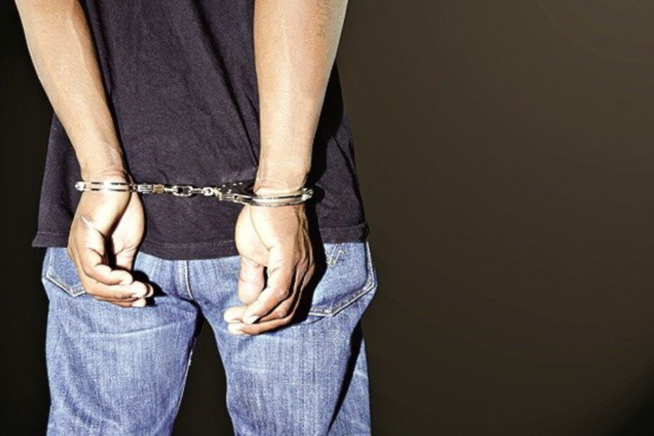 Detido, algemas, xxx