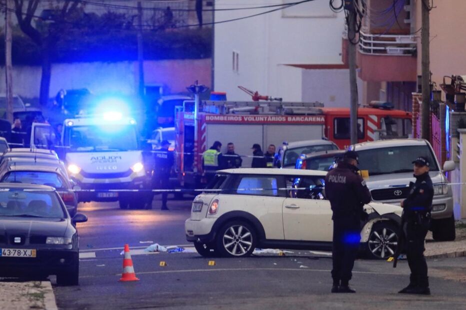 Dois assaltantes (um acabou por morrer) e três polícias ficaram feridos na sequência de um tiroteio que ocorreu após uma perseguição policial que culminou em Queluz de Baixo, no concelho de Oeiras