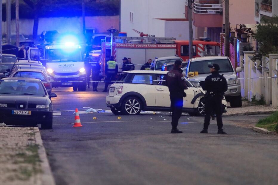 Dois assaltantes (um acabou por morrer) e três polícias ficaram feridos na sequência de um tiroteio que ocorreu após uma perseguição policial que culminou em Queluz de Baixo, no concelho de Oeiras