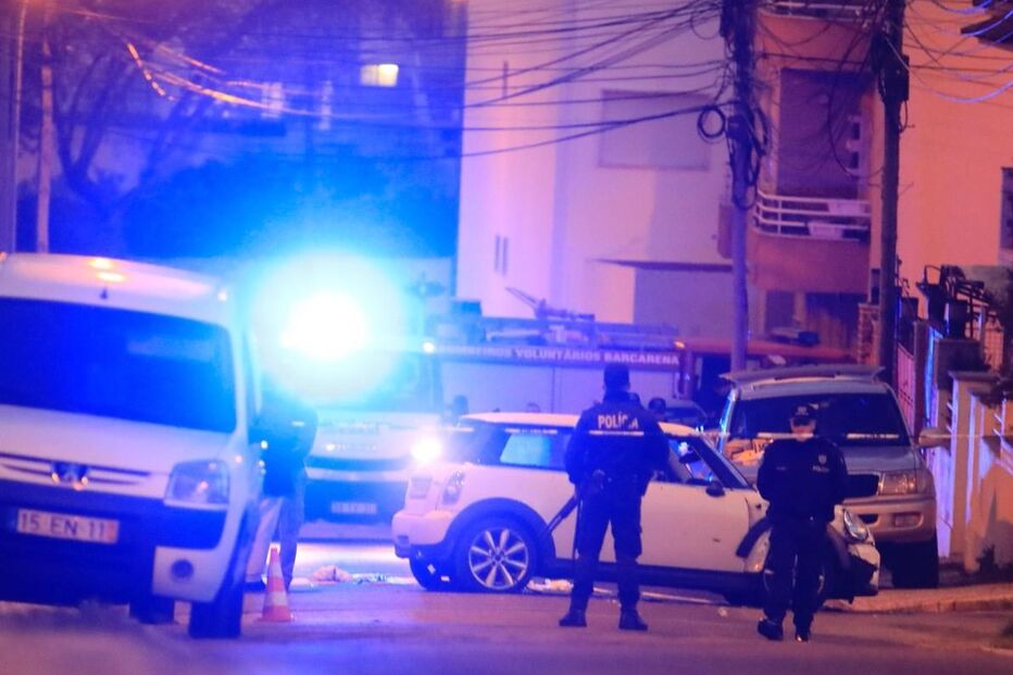 Dois assaltantes (um acabou por morrer) e três polícias ficaram feridos na sequência de um tiroteio que ocorreu após uma perseguição policial que culminou em Queluz de Baixo, no concelho de Oeiras