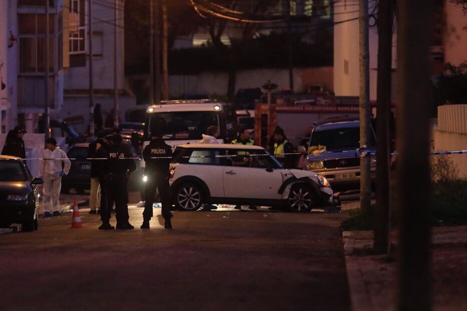 Dois assaltantes (um acabou por morrer) e três polícias ficaram feridos na sequência de um tiroteio que ocorreu após uma perseguição policial que culminou em Queluz de Baixo, no concelho de Oeiras