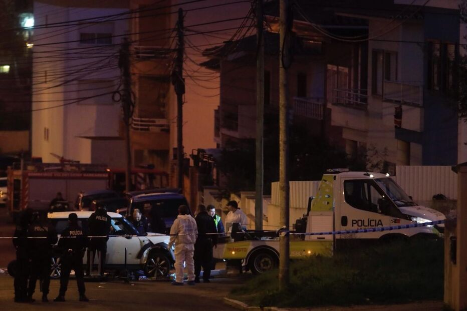 Dois assaltantes (um acabou por morrer) e três polícias ficaram feridos na sequência de um tiroteio que ocorreu após uma perseguição policial que culminou em Queluz de Baixo, no concelho de Oeiras