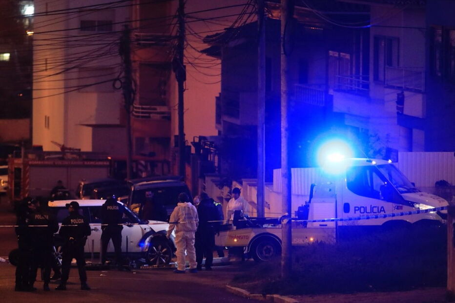 Dois assaltantes e três polícias ficaram feridos, esta sexta-feira, na sequência de um tiroteio que ocorreu após uma perseguição policial que culminou em Queluz de Baixo, no concelho de Oeiras