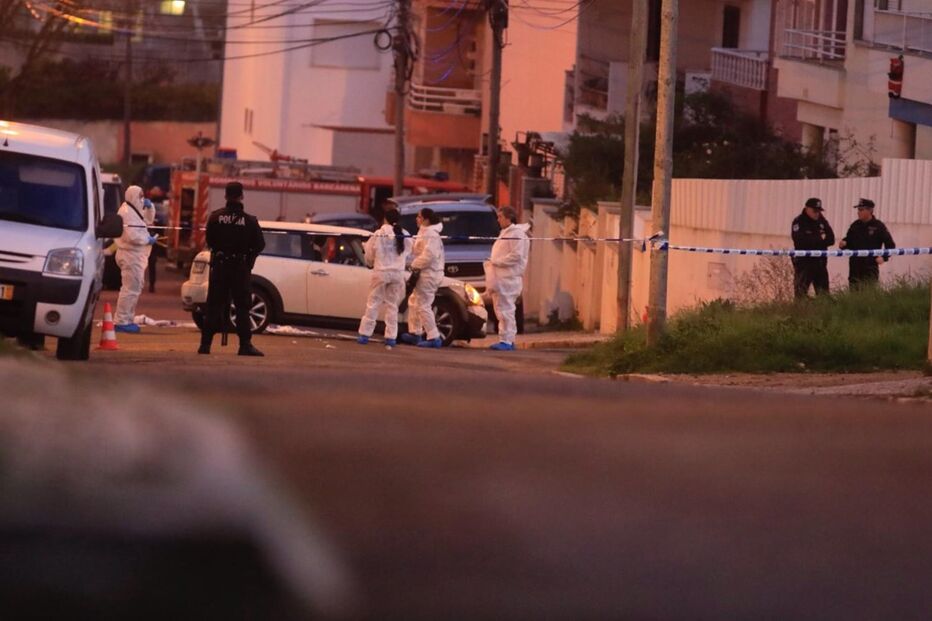 Dois assaltantes (um acabou por morrer) e três polícias ficaram feridos na sequência de um tiroteio que ocorreu após uma perseguição policial que culminou em Queluz de Baixo, no concelho de Oeiras