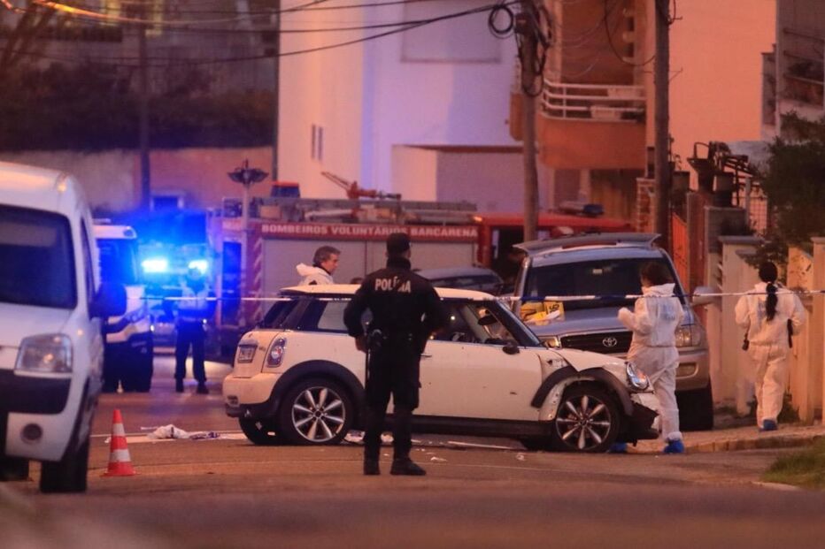 Dois assaltantes (um acabou por morrer) e três polícias ficaram feridos na sequência de um tiroteio que ocorreu após uma perseguição policial que culminou em Queluz de Baixo, no concelho de Oeiras
