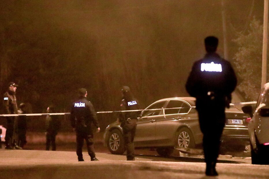 Dois assaltantes e três polícias ficaram feridos, esta sexta-feira, na sequência de um tiroteio que ocorreu após uma perseguição policial que culminou em Queluz de Baixo, no concelho de Oeiras